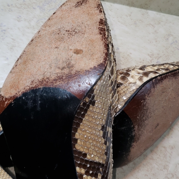 Stuart Weitzman Snake Skin Pumps size 8.5AA/Narrow - Picture 6 of 10